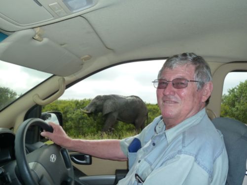 Clive viser oss en elefant.